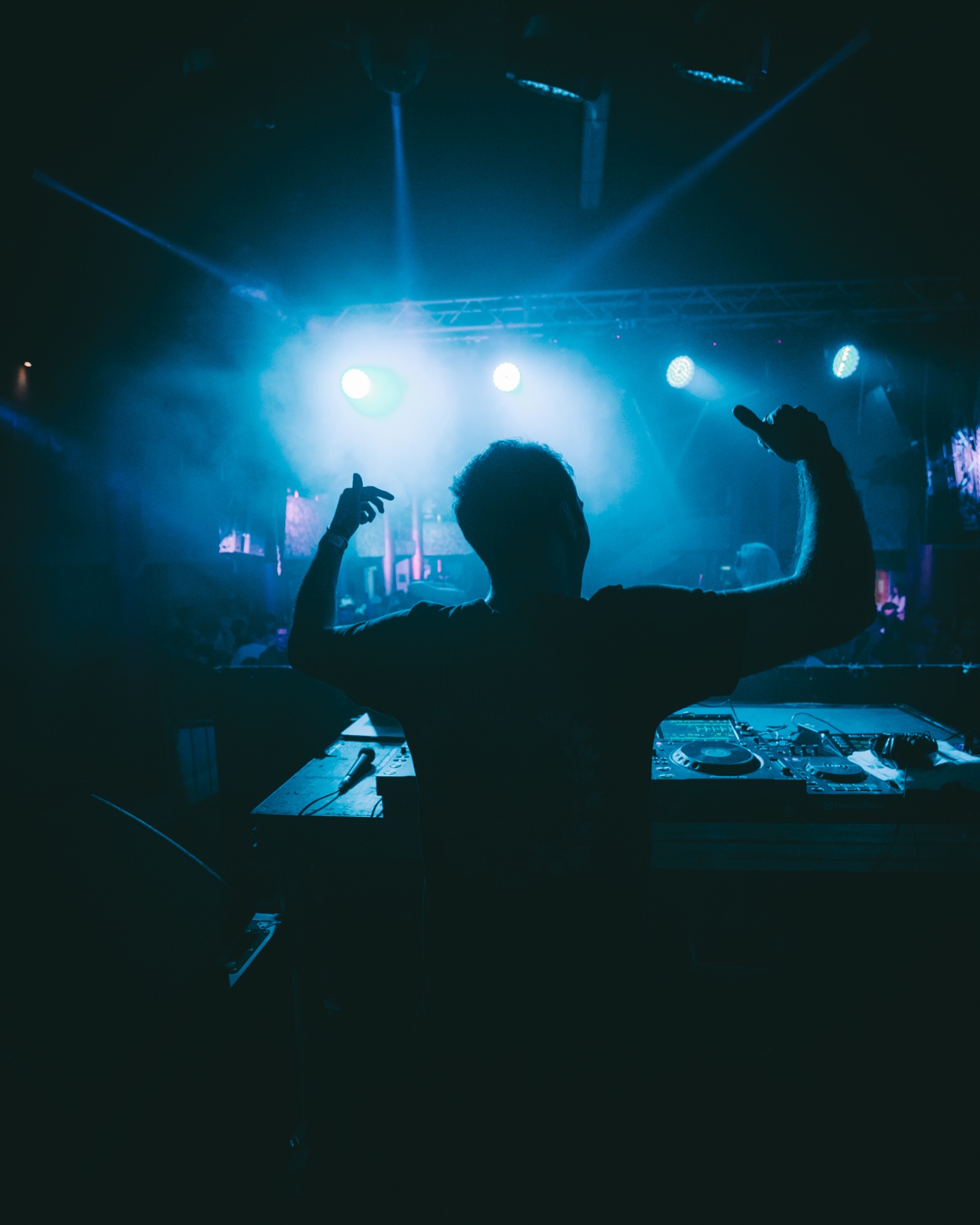 Martin Noiserz performing live
